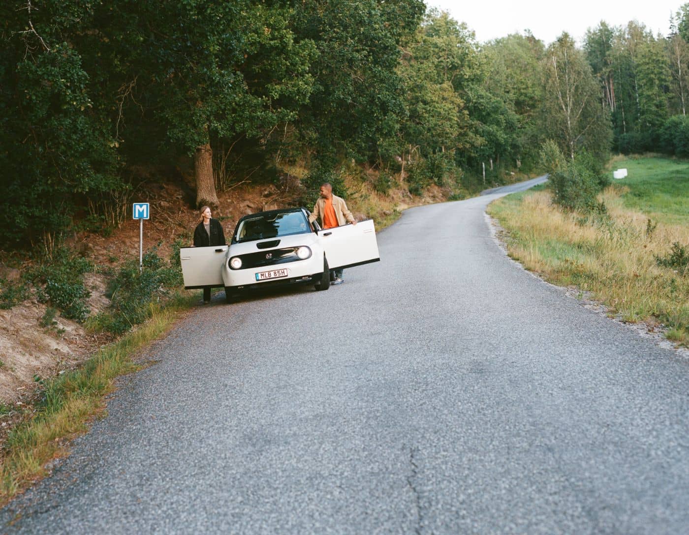 En bil som behöver bärgning på landsväg