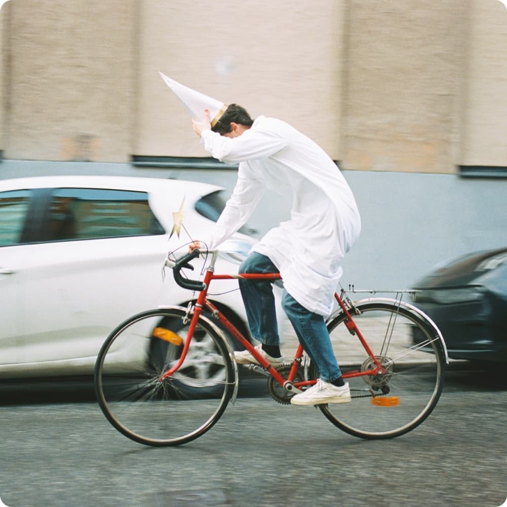 Stjärngosse cyklar på en röd cykel